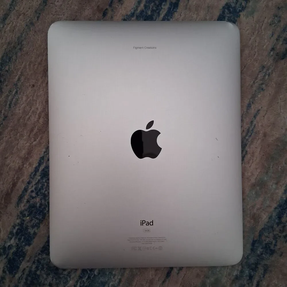 Apple iPad 1st Generation 16GB Silver Tablet A1219 Model /For Parts